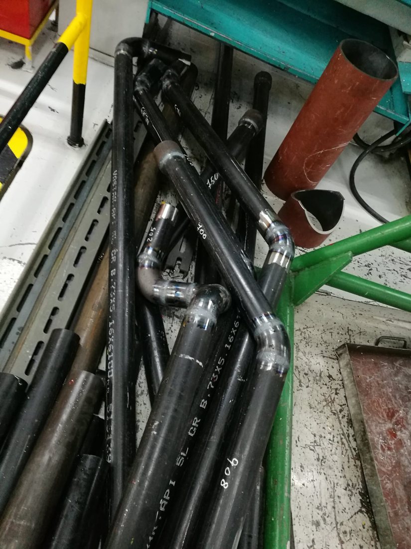 Tubazioni metalliche e raccordi preparati in officina