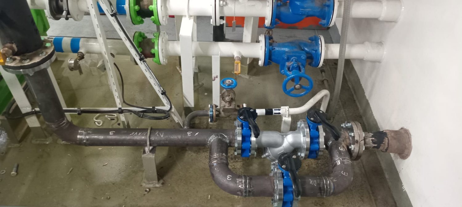 Tubazioni metalliche con valvole e flange